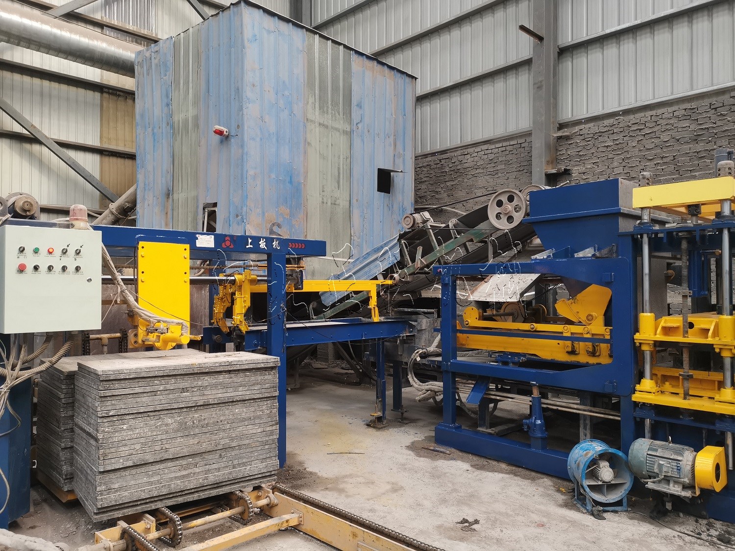 智能全自動(dòng)制磚機(jī)介紹：